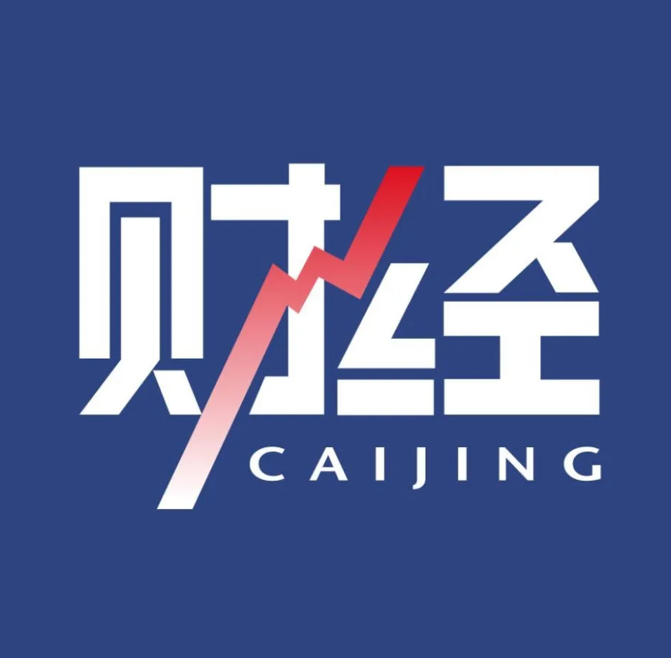 一对年轻人对着手机讨论股票行情